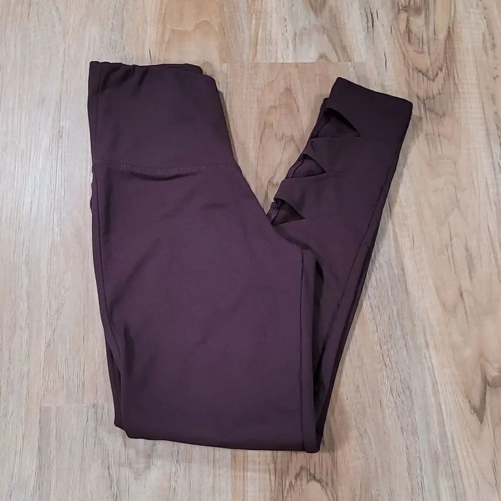 🔹️Marika Wine Colored Fleece Lined Ankle Cutout Athletic Pants Small